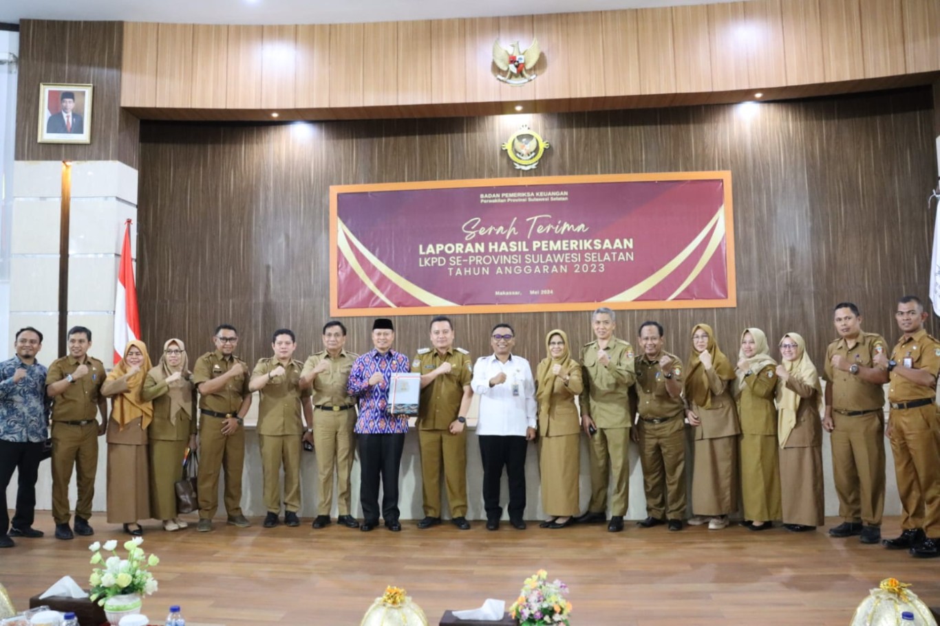 TERIMA WTP -- Pj Bupati Andi Batarlifu menerima opini WTP dari BPK Perwakilan Sulsel di Auditorium Kantor BPK RI Perwakilan Sulsel di Makassar kemarin, Selasa (28/5)  