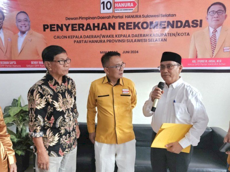 IST TERIMA REKOMENDASI--Dr H Abd Rahman Bando memberikan apresiasi usai menerima rekomendasi dari DPD Hanura Sulsel sebagai bakal calon wali kota dan wakil wali kota Makassar 
