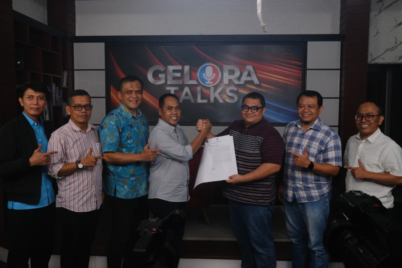 IST SERAHKAN SURAT TUGAS--DPN Partai Gelora menyerahkan surat tugas kepada H Andi Rosman sebagai bakal calon Bupati Wajo 
