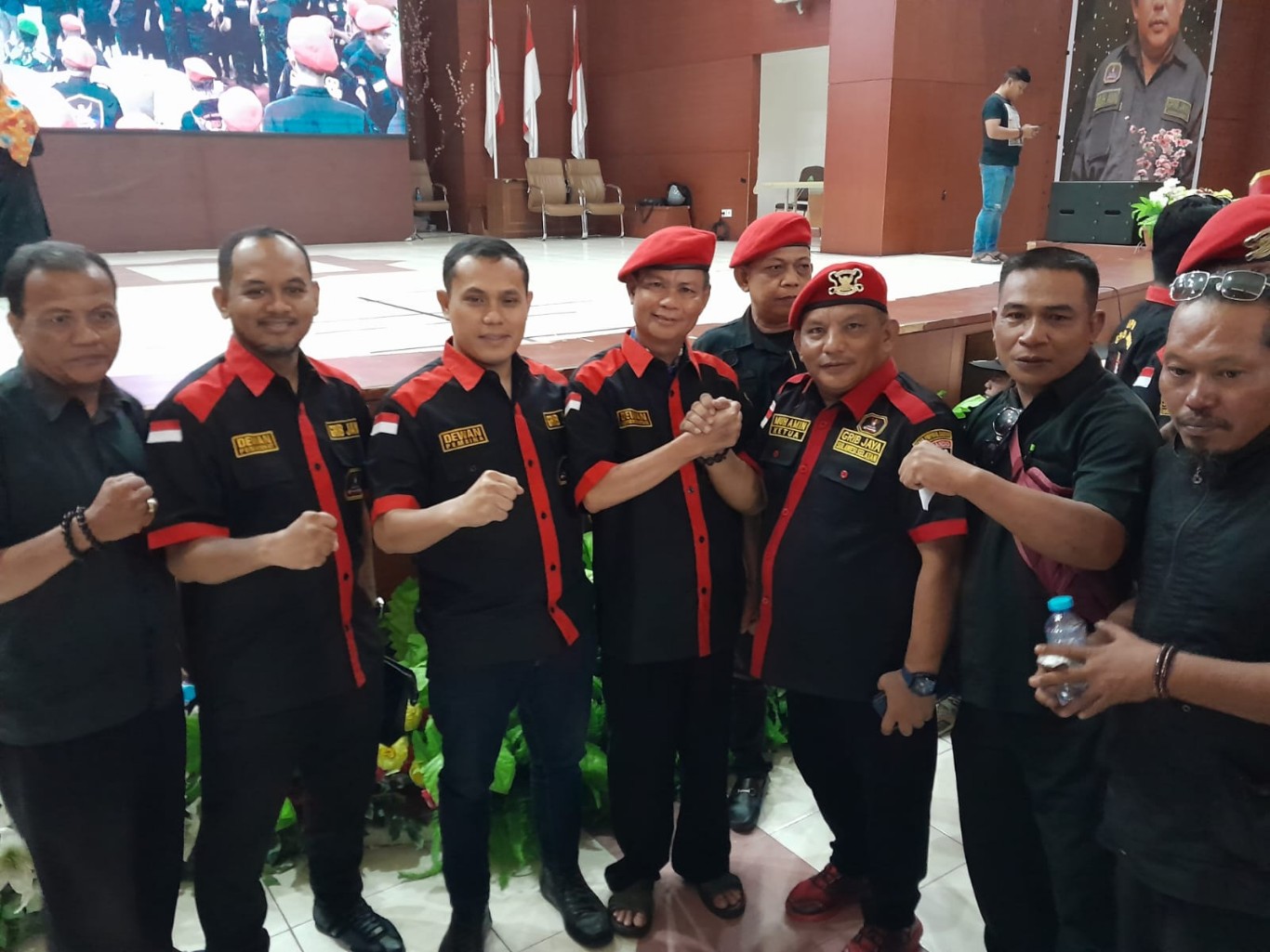 IST SALAM KOMANDO--Bakal calon wali kota Makassar Busrah Abdullah salam komando dengan Ketua DPD GRIB Suslel Muhammad Amin disela-sela acara  pelantikan bertempat di Gedung Auditorium UIN Alauddin, Kabupaten Gowa, Minggu (9/10) 