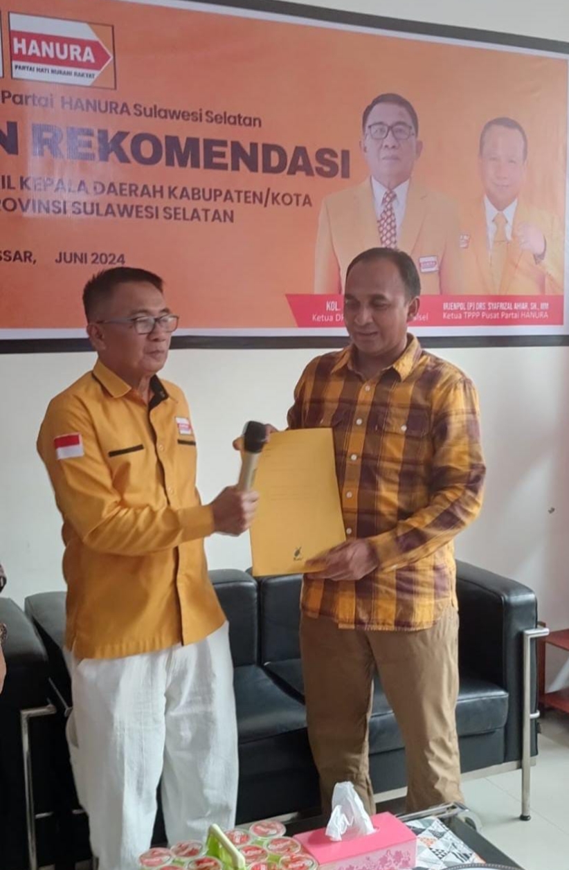 Ketua DPD Partai Hanura Sulsel, Amsal Sampetondok menyerahkan surat rekomendasi kepada Bacabup Takalar, H Faisal Amir di kantor DPD Partai Hanura Sulsel, Kamis (6/6/2024).