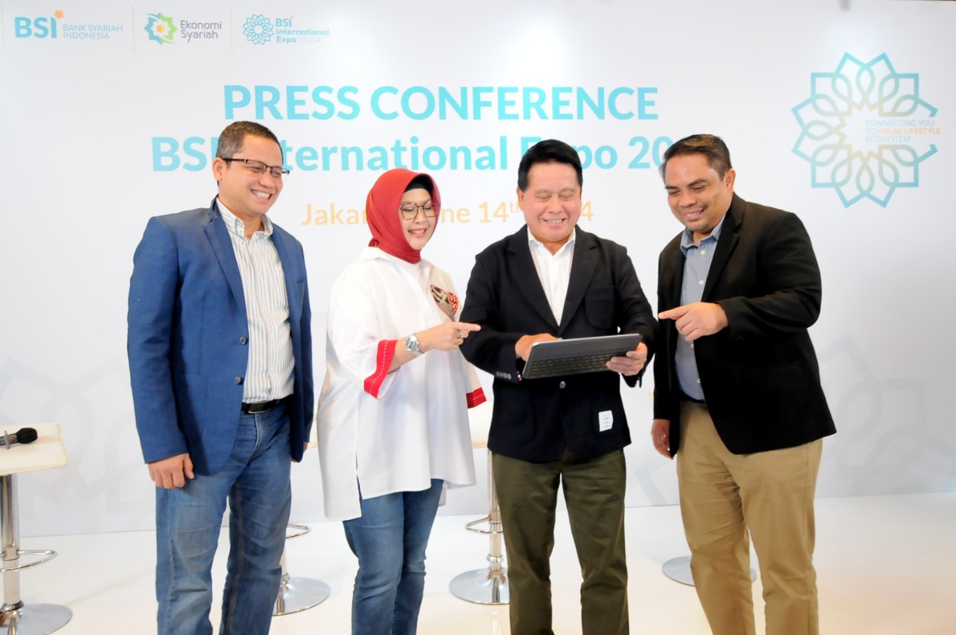 Direktur Utama BSI Hery Gunardi (kanan kedua) bersama Direktur Sales & Distribution BSI Anton Sukarna (kanan pertama), Direktur Compliance Human Capital BSI Tribuana Tunggadewi (kiri kedua) dan SVP Corporate Secretary & Communication BSI Wisnu Sunandar (kiri pertama) saat konferensi pers BSI International Expo di Sentosa Senayan Jakarta, Jumat (14/6/2024).).
