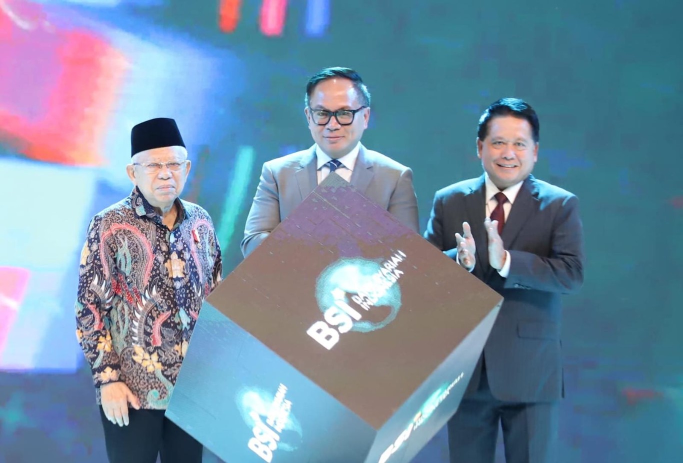 Direktur Utama BSI Hery Gunardi (kanan) bersama Wakil Presiden RI KH Ma'ruf Amin (kiri), Wakil Menteri BUMN Kartika Wirjoatmodjo (tengah) saat seremoni pembukaan BSI International Expo di JCC Senayan Jakarta, Kamis (20/6/2024).