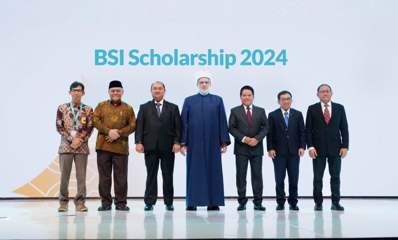 (Kiri-kanan). Peresmian dilakukan oleh Direktur Kemahasiswaan Universitas Indonesia  Badrul Munir,  Pimpinan BAZNAS RI Bidang Perencanaan, Kajian, dan Pengembangan Zainulbahar Noor, Atase Pendidikan Kairo Mesir Abdul Mutaali, Vice Grand Syeikh of Al-Azhar Kairo Mesir Mohamed Abdel Rahman Al-Duweiny, Direktur Utama BSI Hery Gunardi,    Komisaris Utama BSI Muliaman D. Hadad dan Direktur Eksekutif BSI Maslahat, Sukoriyanto Saputro