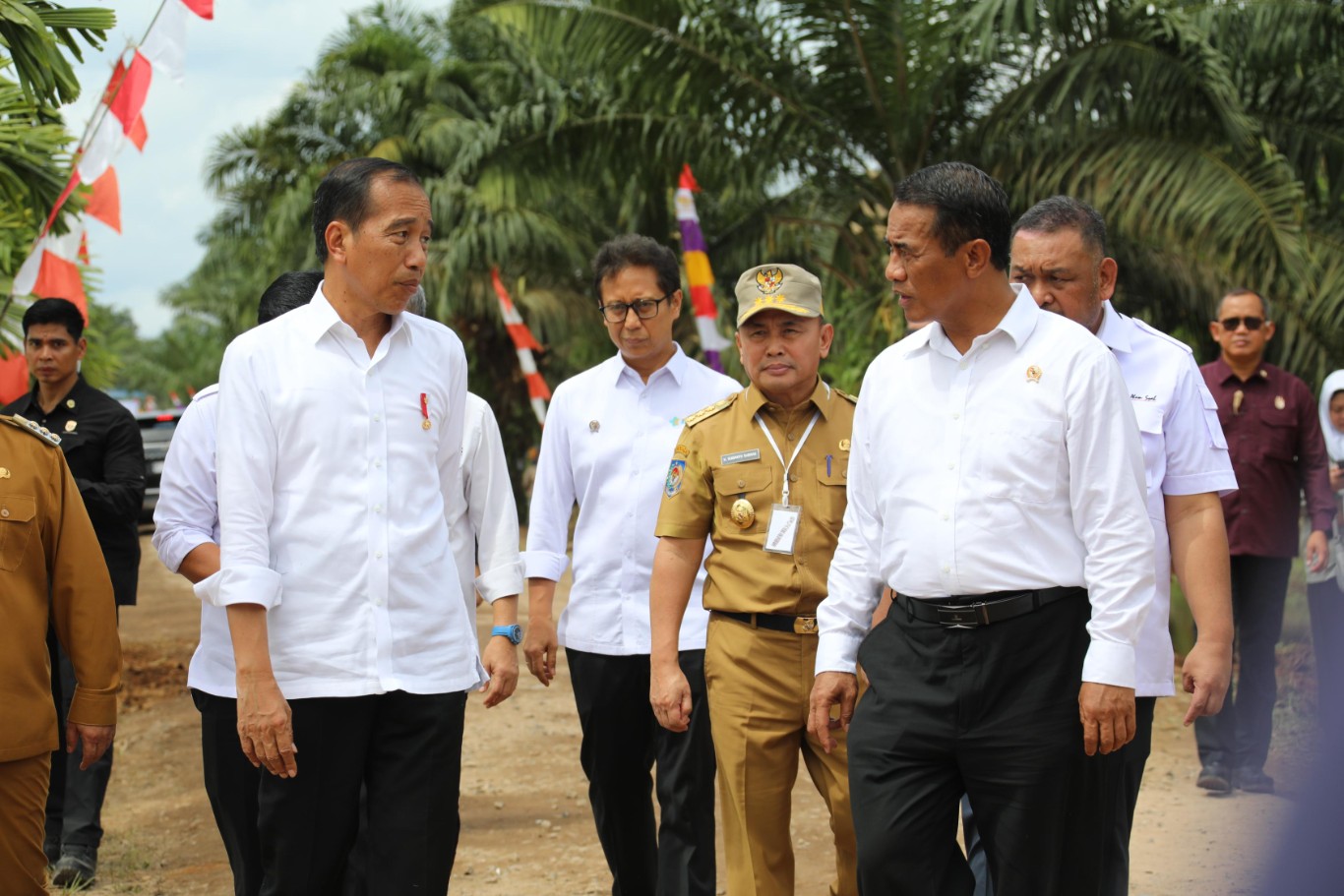 Menteri Pertanian Andi Amran Sulaiman mendampingi Presiden Jokowi saat berkunjung ke Kalimantan Tengah.