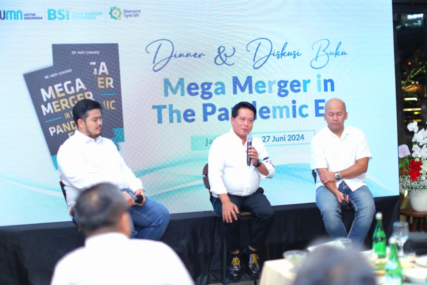 Direktur Utama BSI Hery Gunardi (tengah) didampingi Direktur Keuangan & Strategi BSI Ade Cahyo Nugroho (kanan) dan Chief Economist BSI Banjaran Surya Indrastomo (kiri) saat acara  Diskusi Buku "Mega Merger In The Pandemic Era".