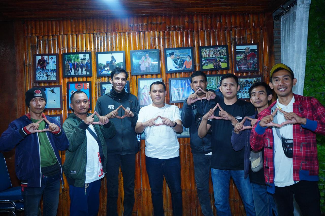 IST BERSAMA TIM PEMENANGAN--Bakal calon Wali Kota dan Wakil Wali Kota Makassar Ahmad Susanto bersama tim pemenangannya di posko pemenangan Kumala Center, kediaman Ahmad Susanto.