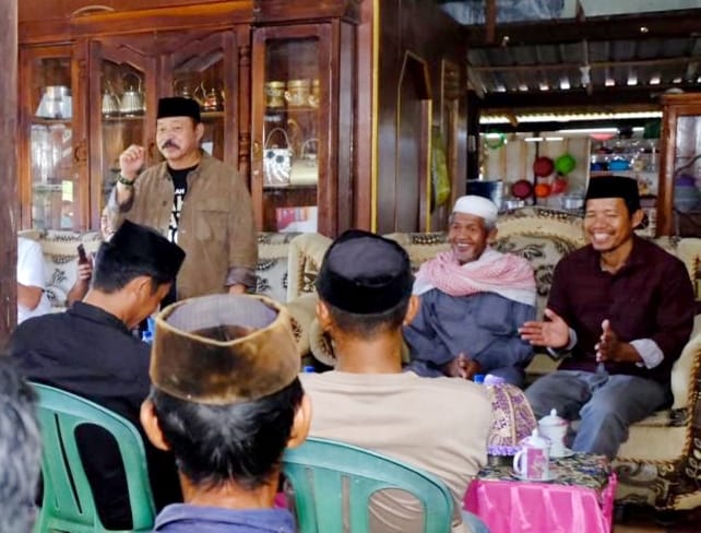 BKM/IST MENYAMBANGI TOKOH--Bakal calon Bupati Gowa H Abdul Rauf Malaganni Karaeng Kio menyambangi tokoh masyarakat di Kecamatan Tompobulu