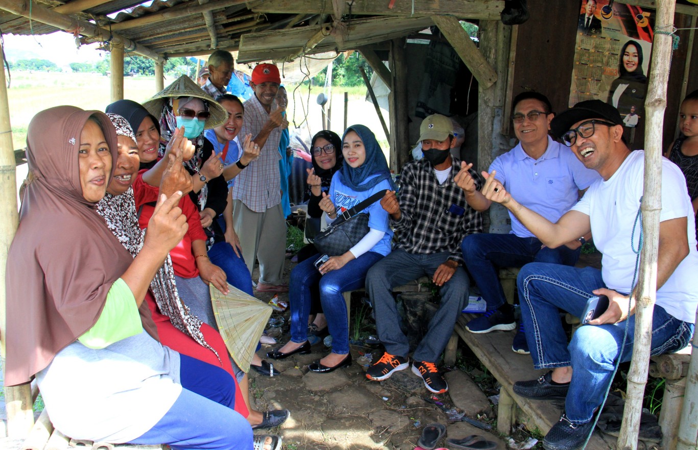 IST DISKUSI DENGAN PETANI--Bakal calon Wali Kota Makassar Rusdi Abdullah bersama Mario David duduk bersama petani untuk berdiskusi  