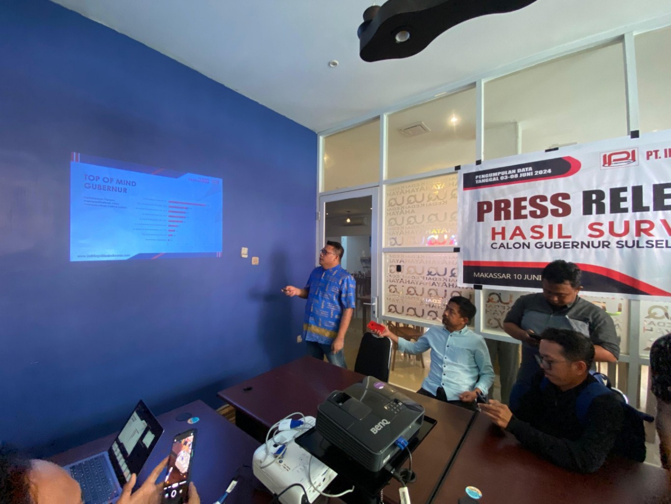 IST MEMAPARKAN HASIL SURVEI--Direktur eksekutiv PT IPI Suwadi Idris Amir memaparkan hasil survei terkait elektoral bakal calon gubernur dan wakil gubernur Suslel, Senin (10/6) 