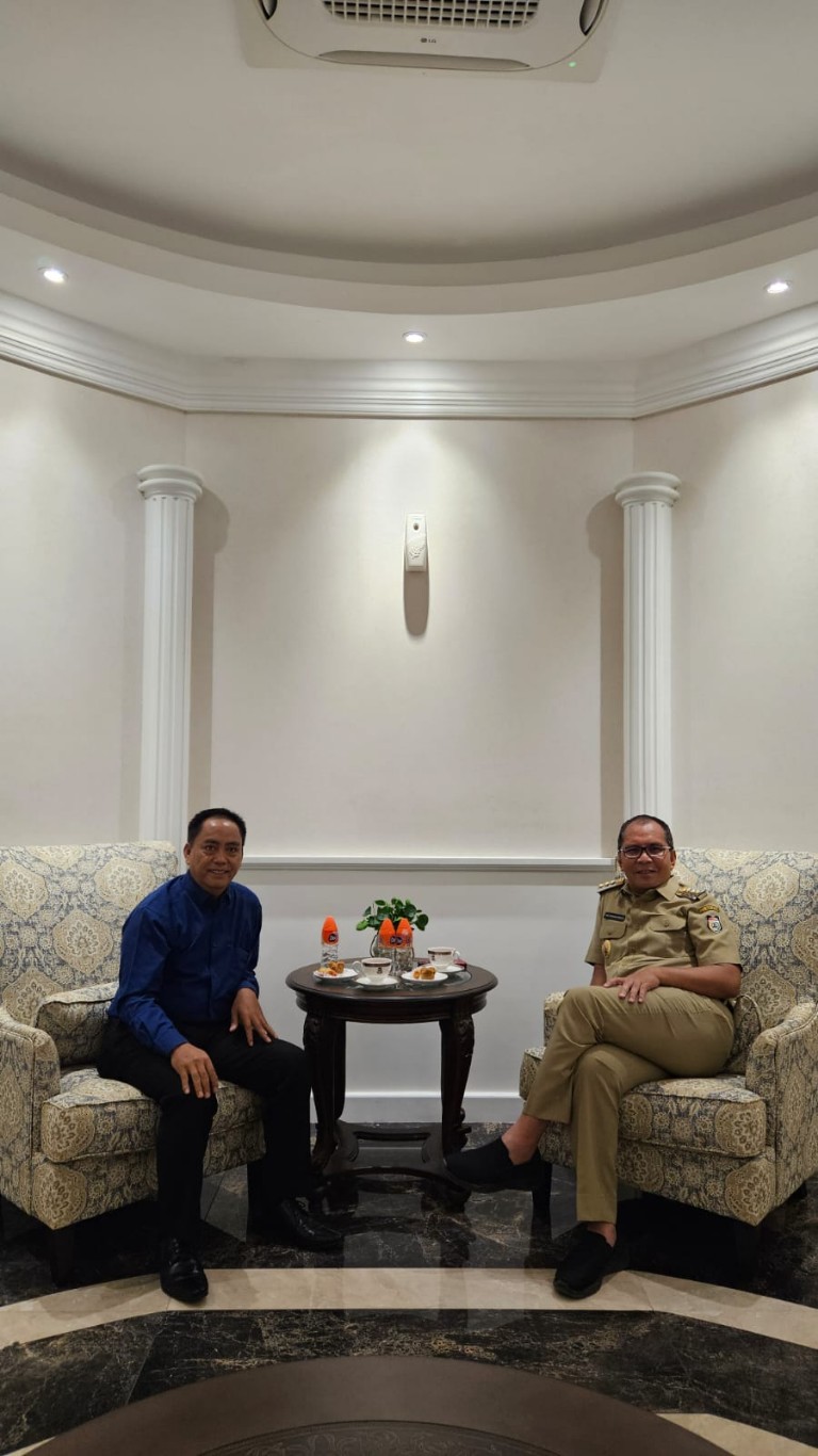 IST PILWALI-Bakal calon wali kota dan wakil wali kota Abdul Rahman Bando menemui Wali Kota Makassar Moh Ramdhan Pomanto di Balai Kota, Senin (10/6). Sebelumnya, bacawali Indira Yusuf Ismail datang ke Perindo dan PDIP Makassar. 