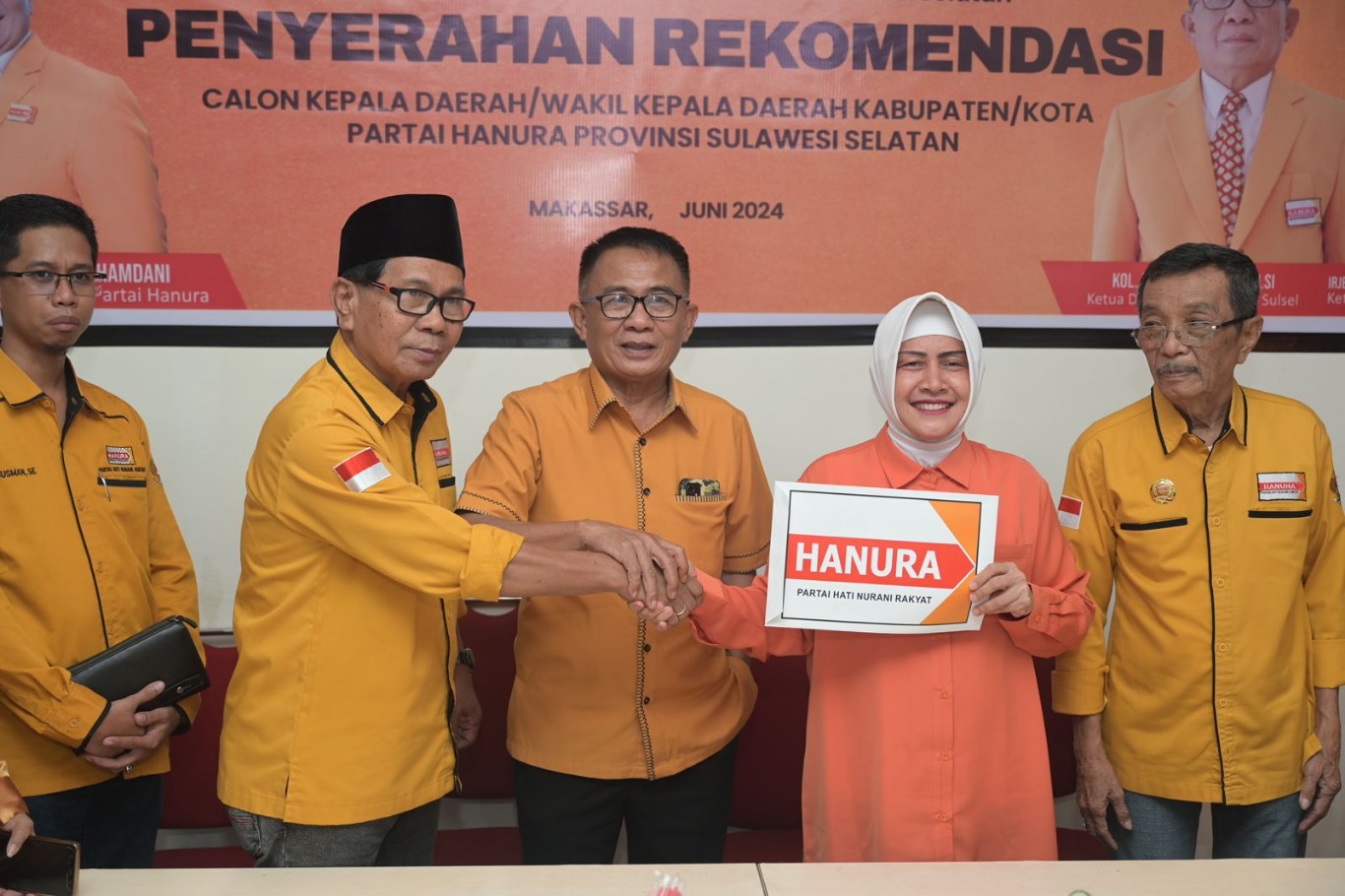  IST SURAT REKOMENDASI-Bakal calon wali kota dan wakil wali kota Makassar Indira Yusuf Ismail resmi menerima surat rekomendasi dari Partai Hanura, Senin (10/6). PPP dijadwalkan menyusul. 