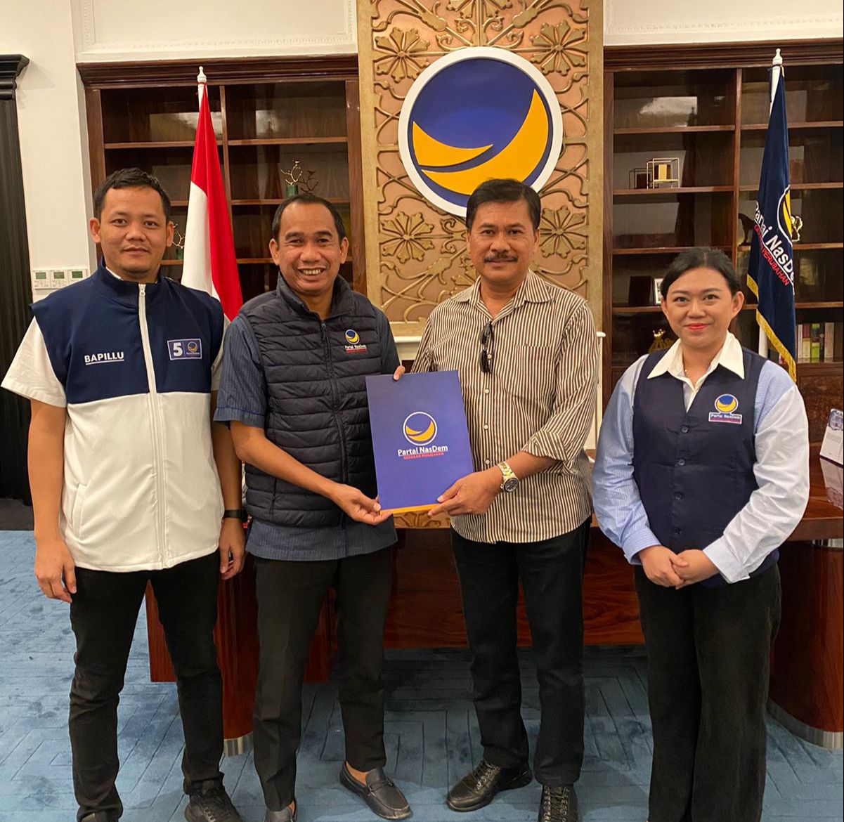  IST MENYERAHKAN REKOMENDASI--Ketua Bappilu Nasdem Sulsel Rudianto Lallo menyerahkan rekomendasi kepada pasangan bakal calon Bupati dan Wakil Bupati Tana Toraja Nicodemus Biringkanae dan Darma Lelepadang di Kantor DPP Partai Nasdem, Senin (10/6)