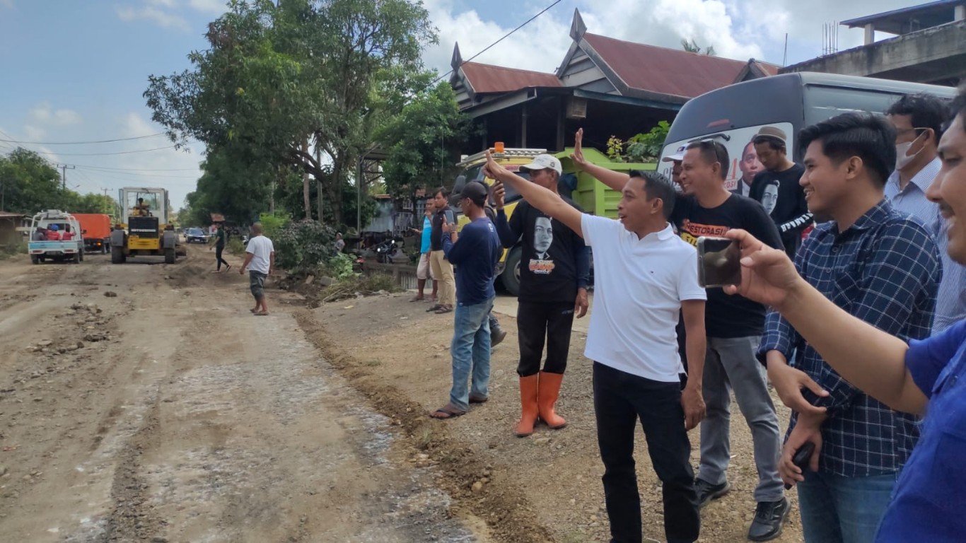  IST MEMPERBAIKI SEMENTARA--Bakal calon Bupati Sidrap selaku Wakil Ketua DPRD Sulsel Syaharuddin Alrif memperbaiki sementara jalan poros jalur trans Sulawesi, di perbatasan Sidrap-Soppeng, Selasa (11/6).