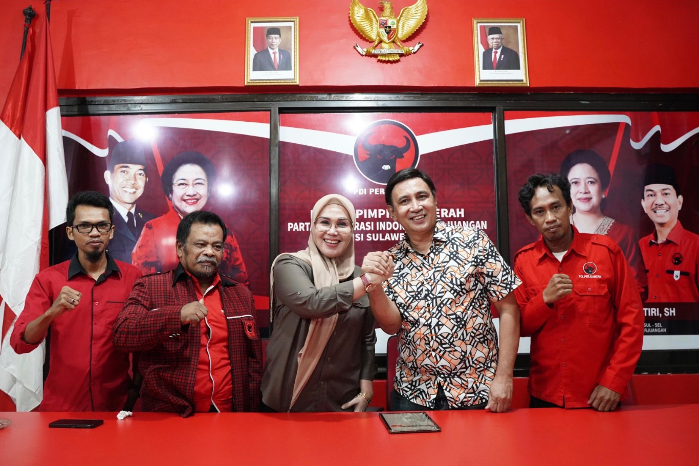 IST SALAM KOMANDO--Ketua DPRD Sulsel Andi Ina Kartika Sari salam komando dengan sekretaris DPD PDIP Sulsel Rudy Pieter Goni usai mengikuti uji kepatutan dan kelayakan sebagai bakal calon Bupati Barru, Selasa (11/6)