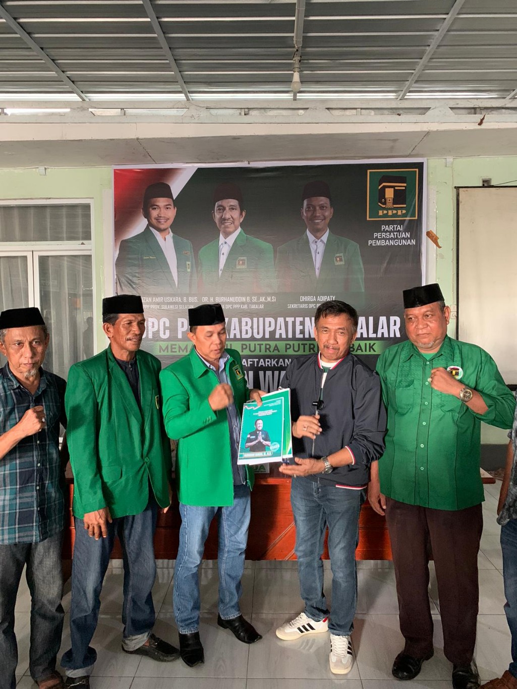 IST MENGEMBALIKAN REKOMENDASI--Anggota Fraksi Golkar DPRD Sulsel Fachruddin Rangga mengembalikan formulir di Tim Desk Pilkada PPP Kabupaten Takalar
