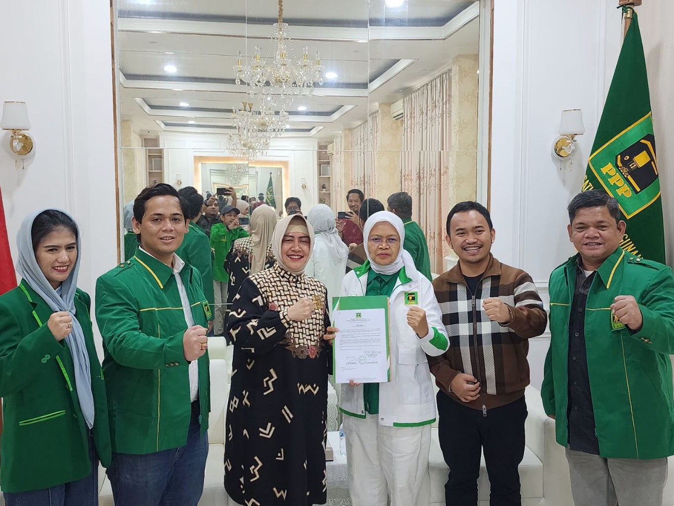 IST SURAT TUGAS--Bakal calon wali kota Makassar Indira Yusuf Ismail menerima surat tugas dari DPP PPP di Jakarta, Rabu (12/6). Penyerahannya dilakukan Wakil Ketua Umum DPP PP Ermalena didampingi Ketua DPW PPP Sulsel Imam Fauzan. 