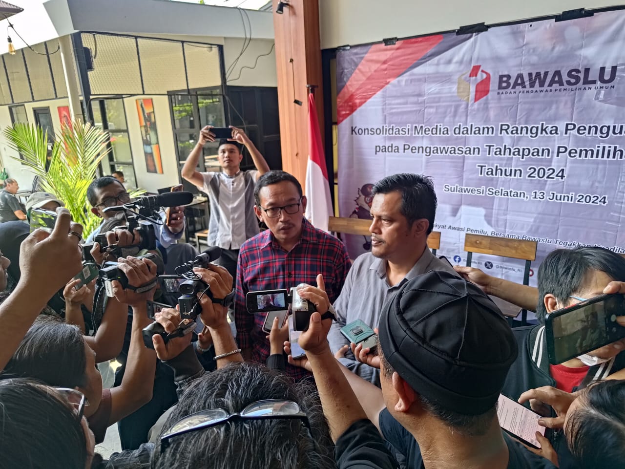 IST BERI KETERANGAN--Sub Koordinator Bagian Humas dan Media Massa Bawaslu RI, Ahmad Ali Imro dan Kepala Divisi Data dan Informasi Bawaslu Sulsel, Alamsyah memberikan keterangan usai menggelar kegiatan konsolidasi media dalam rangka penguatan pemberitaan pada pengawasan tahapan Pemilu Serentak Tahun 2024 di Cafe Plazgozz, Jalan Yusuf Dg Ngawing, Makassar, Kamis (13/6).