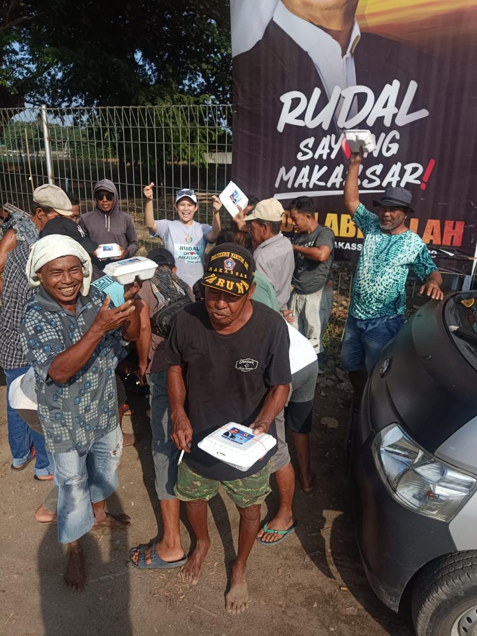 IST Womenpreneur Hipmi Sulsel memberi dukungan kepada Rudal dengan mengajak warga untuk melakukan senam sehat dengan  warga Gontang Raya, Kelurahan Merdeka, Kecamatan Tamalate, serta bagi nasi kotak, Jumat (14/6).