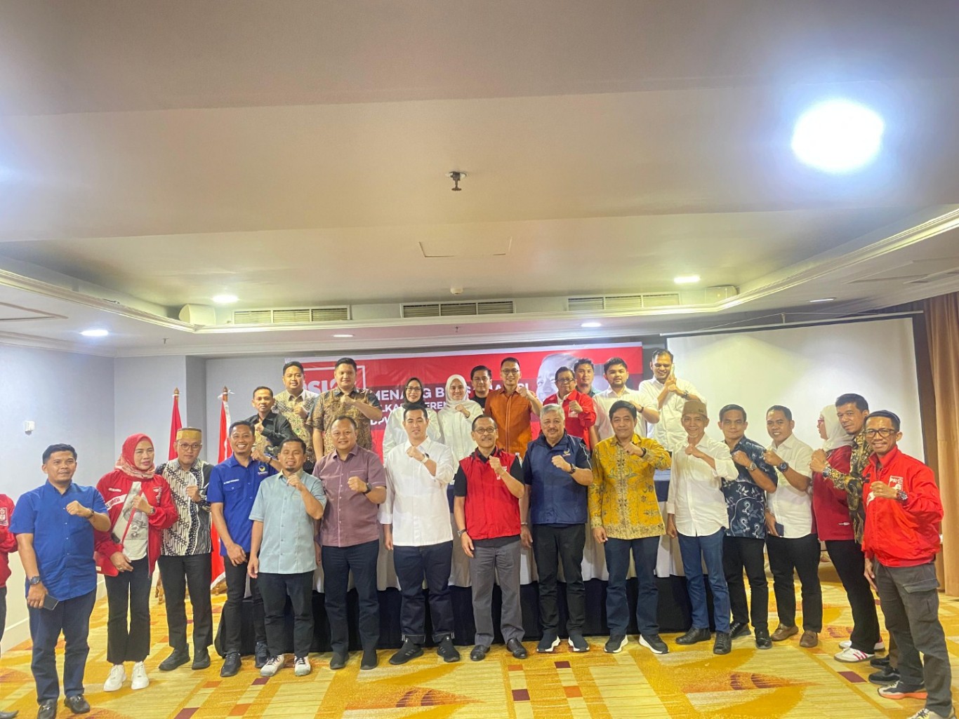  IST MENGEMBALIKAN FORMULIR--Ketua DPW PSI Sulsel Muhammad Surya bersama 18 jagoan Partai Nasdem untuk Pilkada serentak usai mengembalikan formulir 