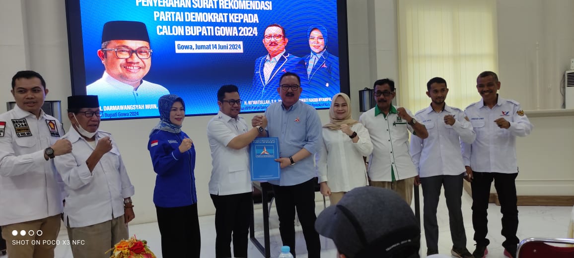BKM/SAR SERAHKAN REKOMENDASI--Ketua DPD Partai Demokrat Sulsel Ni'matullah Erbe mewakili DPP menyerahkan rekomendasi yang sifatnya surat tugas kepada bakal calon bupati Gowa Darmawangsyah Muin. 