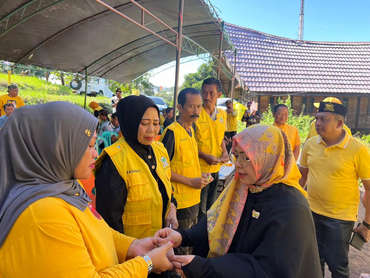 IST MENYEMBELI SAPI--Bakal calon Gubernur dan Wakil Gubernur selaku Ketua DPD I Partai Golkar Sulsel, Dr Taufan Pawe menyembeli sapi kurban di depan Kantor Golkar Parepare disaksikan bakal Calon Wali Kota Erna Rasyid Taufan 