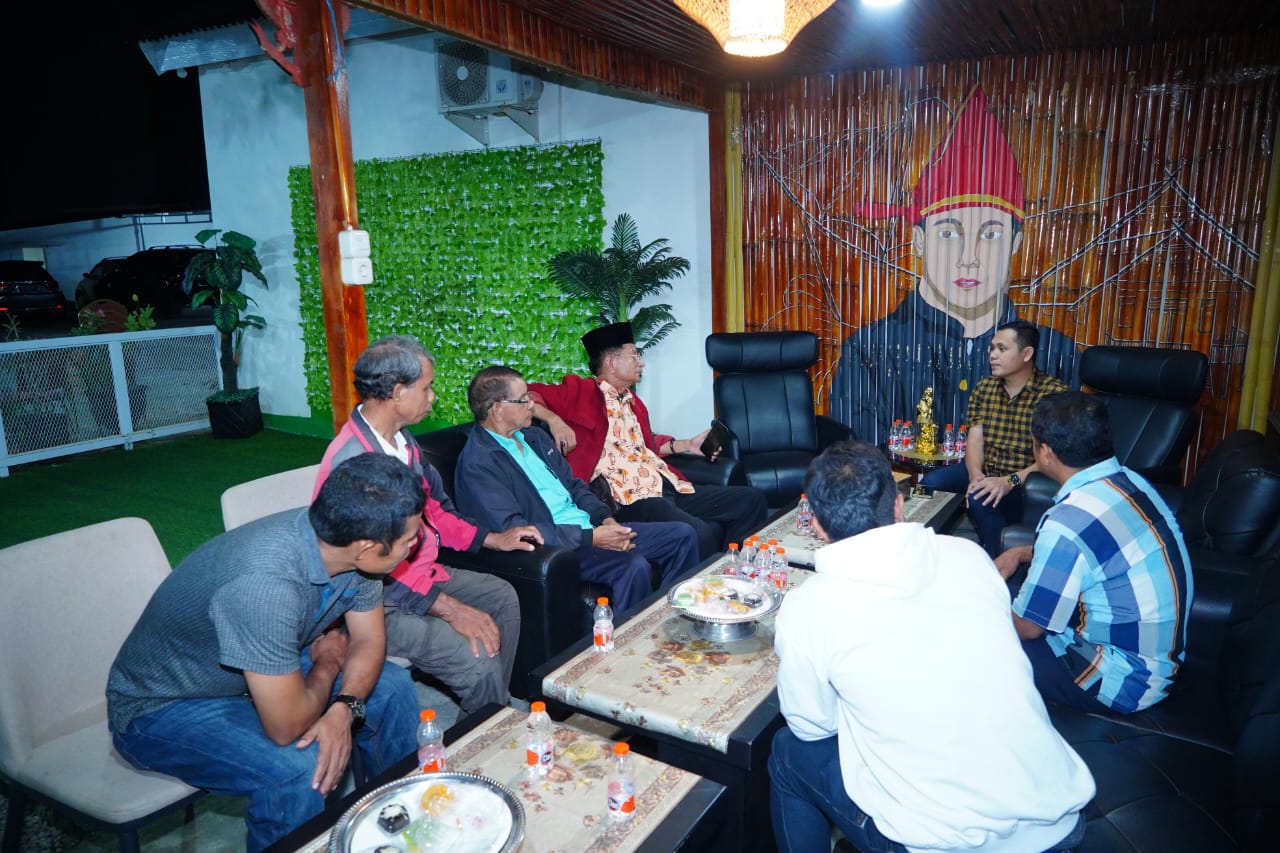 IST TERIMA KUNJUNGAN--Bakal calon Wali Kota dan Wakil Wali Kota Makassar Ahmad Susanto menerima kunjungan silaturahmi Kerukunan Keluarga Manggarai, Senin (17/6) malam