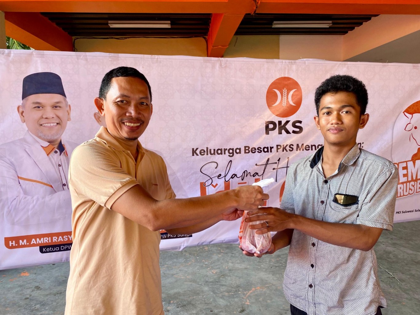 IST MEMBAGIKAN DAGING--Sekretaris umum DPW PKS Sulsel membagikan daging kurban kepada sejumlah kader dan konstituennya, Rabu (19/6)