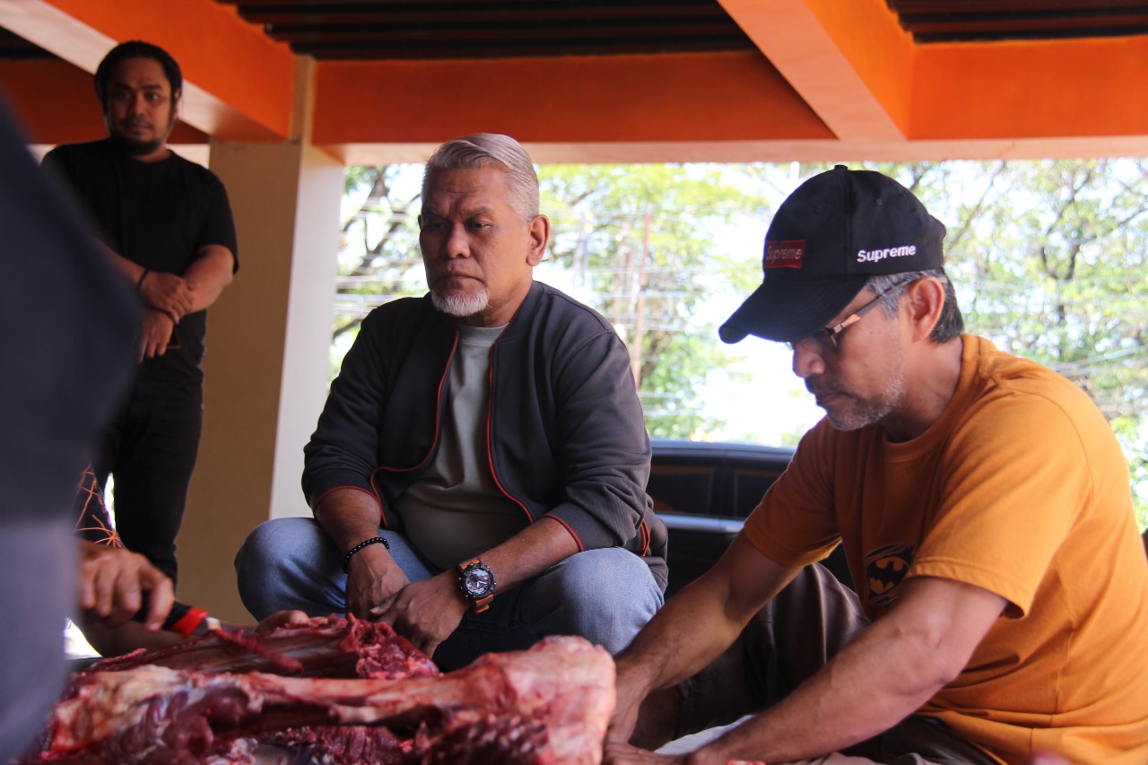 IST MELIHAT DAGING--Bakal calon wali kota dan wakil wali kota Makassar yang juga Ketua DPW PKS Sulsel melihat daging kurban sebelum dibagikan 
