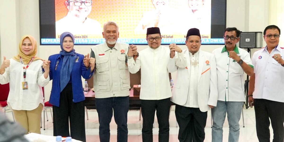 BKM/SAR SERAHKAN REKOMENDASI--Ketua DPW PKS Sulsel Amri Arsyid bersama DM dan ketua Parpol usai menyerahkan surat rekomendasi DPP PKS 