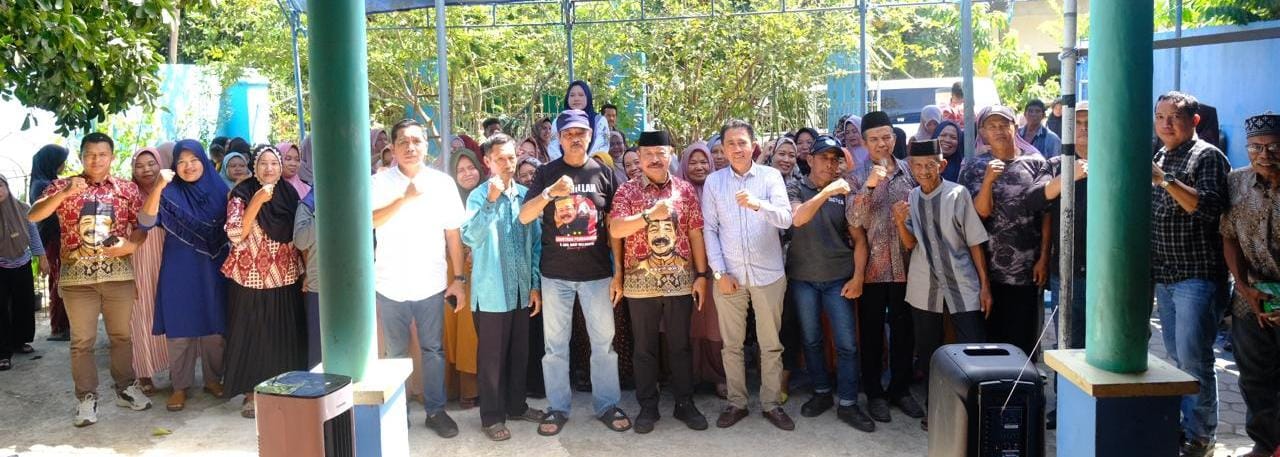 BKM/SAR SILATURAHMI--Bakal calon bupati Gowa Abdul Rauf Malaganni Karaeng Kio bersilaturahmi dengan warga Desa Lempangang, Kecamatan Bajeng 