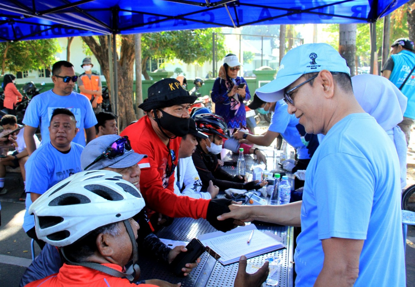 IST LAYANAN PEMERIKSAAN--Bakal calon wali kota Makassar Rusdin Abdullah memantau pelaksanaan layanan pemeriksaan kesehatan gratis, 'Rudal Care' yang digelar car free day Jalan Sudirman Makassar Minggu (23/6)