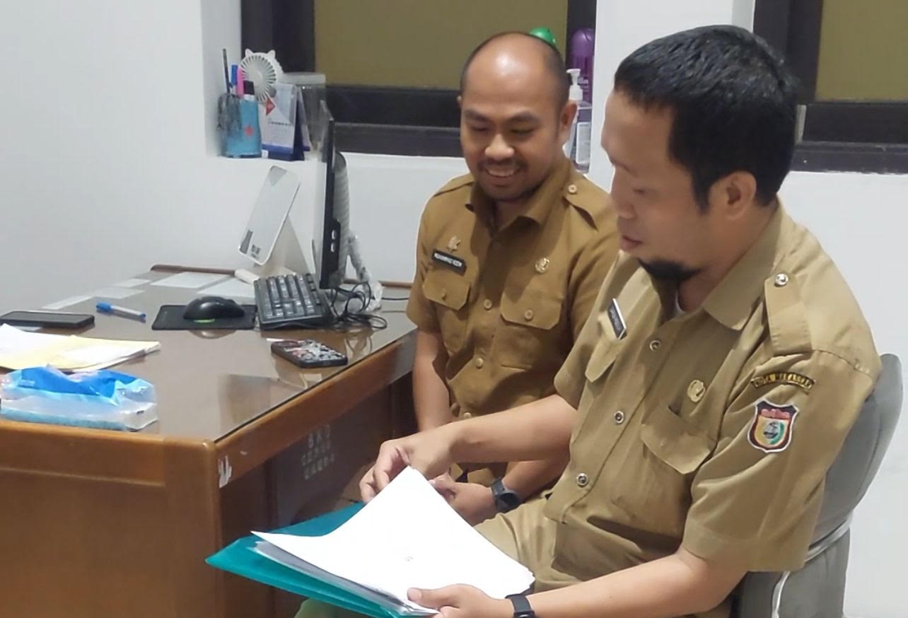 IST MENDAFTAR-Kadis Pariwisata Muh Roem (kiri) menjadi satu dari tujuh pejabat yang mendaftar sebagai calon Sekkot Makassar.