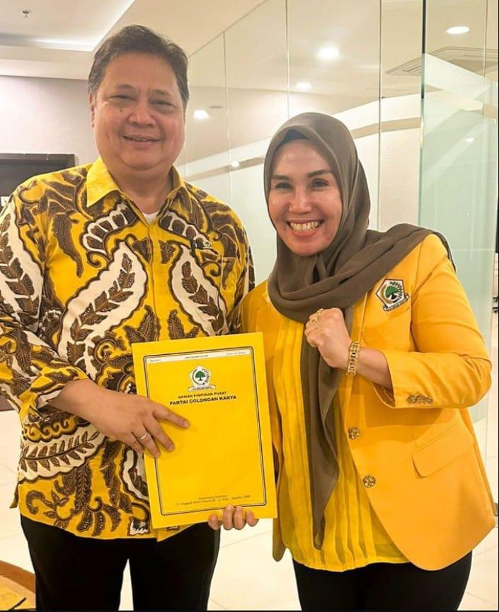 IST TERIMA SURAT TUGAS--Bendahara DPD I Golkar Sulsel Andi Ina Kartika Sari menerima surat tugas dari ketua umum DPP Golkar Airlangga Hartarto