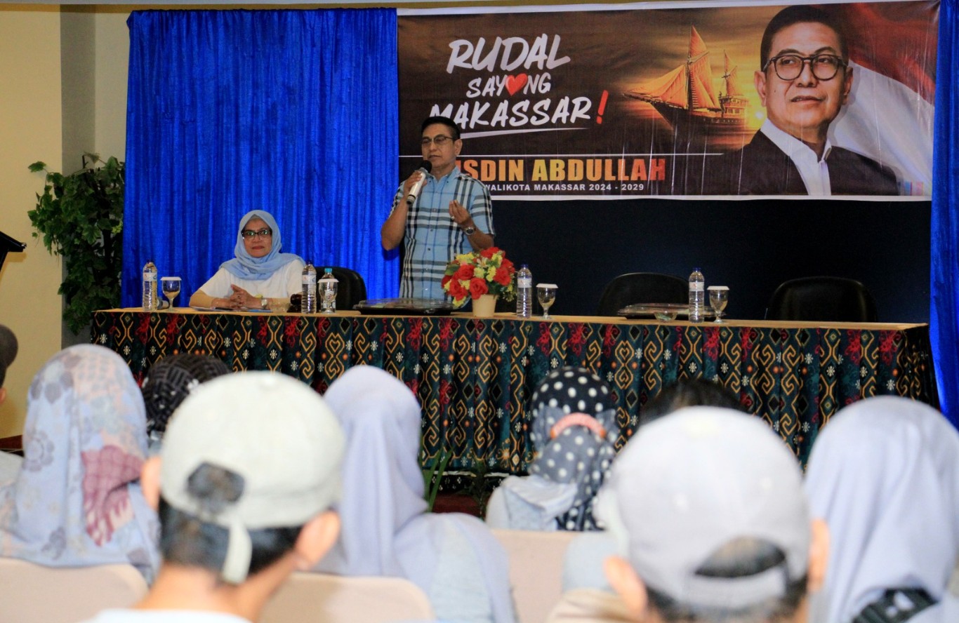 IST KONSOLIDASI TIM--Bakal calon Wali Kota Makassar Rusdin Abdullah memberikan motivasi ketika menggelar konsolidasi tim di  Hotel Grend Asia, Makassar Sabtu (1/6).