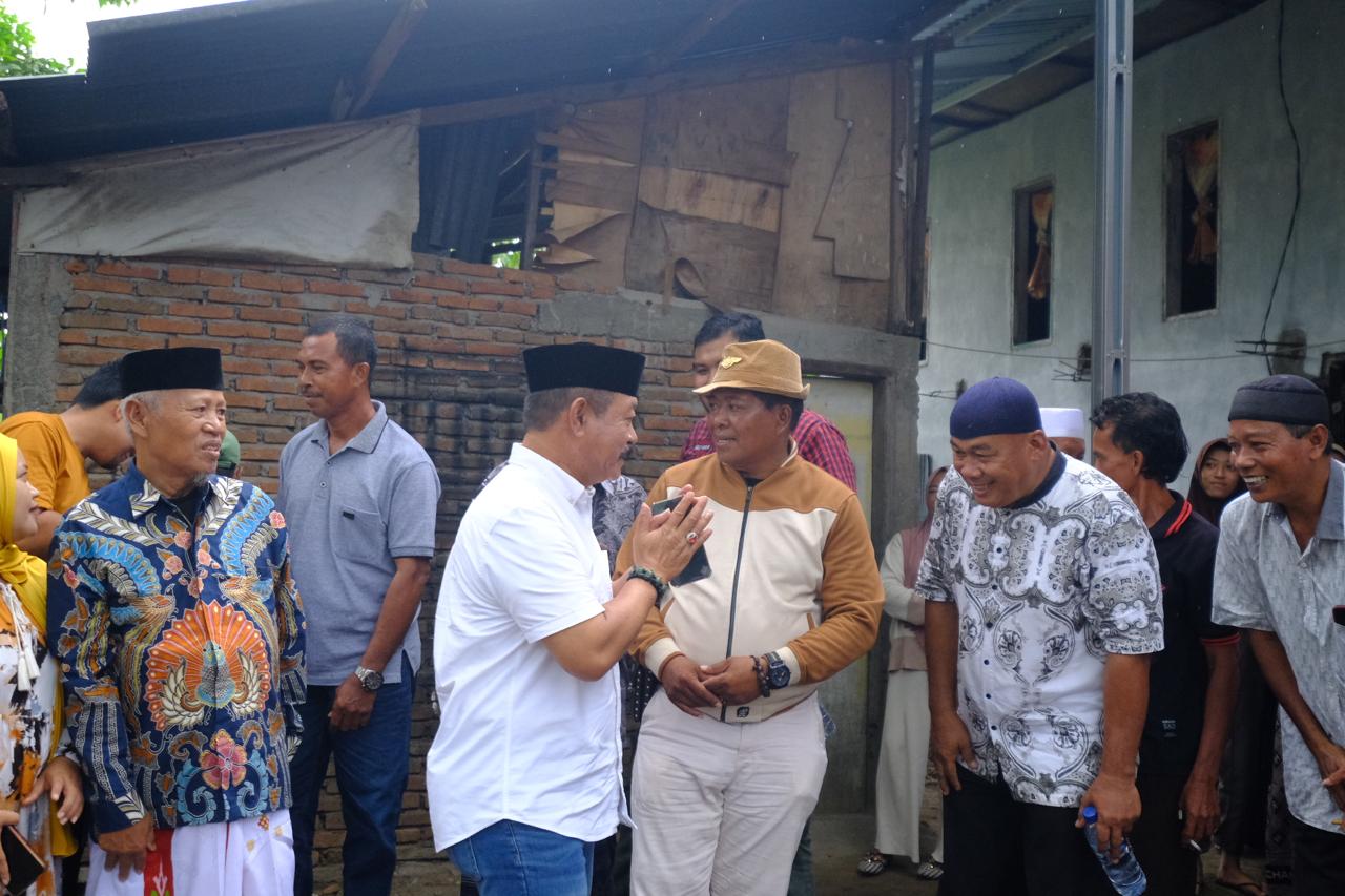 BKM/IST SILATURAHMI--Bakal calon Bupati Gowa H Abdul Rauf Malaganni Karaeng Kio bersilaturahmi dengan sejumlah tokoh di Kecamatan Barombong, Minggu (2/6), sementara Darmawangsyah Muin menerima surat tugas atau rekomendasi dari pengurus DPP PKB Halim Iskandar