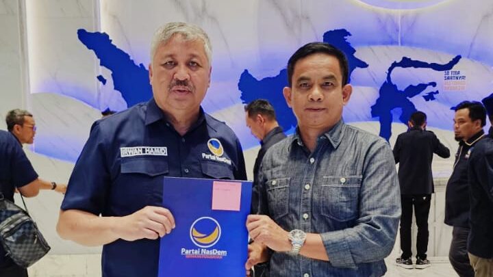 IST MEMPERLIHATKAN REKOMENDASI--Bupati Pinrang petahana Andi Irwan Hamid bersama Sudirman Bungi memperlihatkan rekomendasi dari DPP Nasdem 