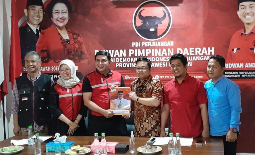 BKM/IST KEMBALIKAN FORMULIR--Politisi Partai Gerindra Darmawangsyah Muin didampingi timnya mengambil sekaligus mengembalikan formulir di DPD PDIP Sulsel diterima oleh Sekretaris Rudy Pieter Goni 