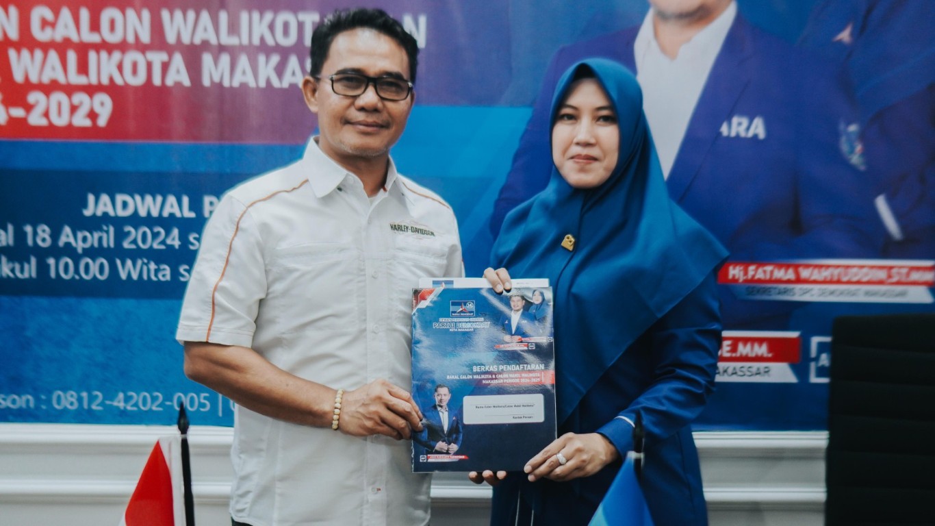 IST AMBIl FORMULIR--Birokrat senior Pemkot makassar Irwan Adnan ketika mengambil formulir di Tim Desk Pilkada Partai Demokrat Kota Makassar sebagai bakal calon wali kota