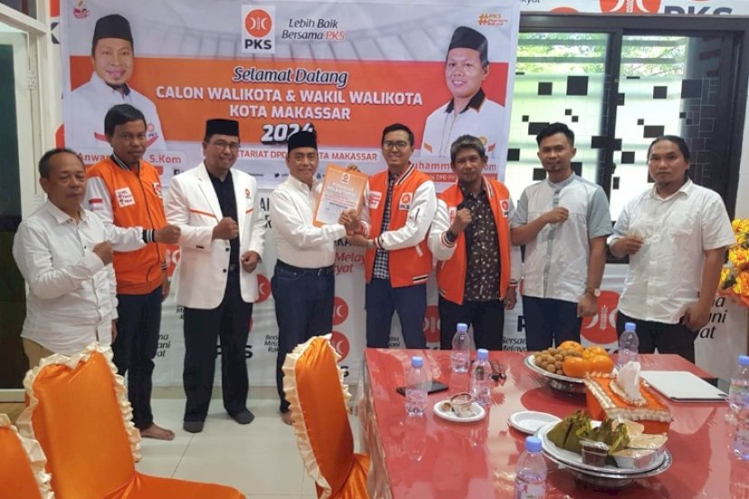 IST AMBIL FORMULIR--Bakal calon wali kota Abd Rahman Bando mengambil formulir pendaftaran di Sekretariat DPD PKS Kota Makassar, Selasa (4/6).