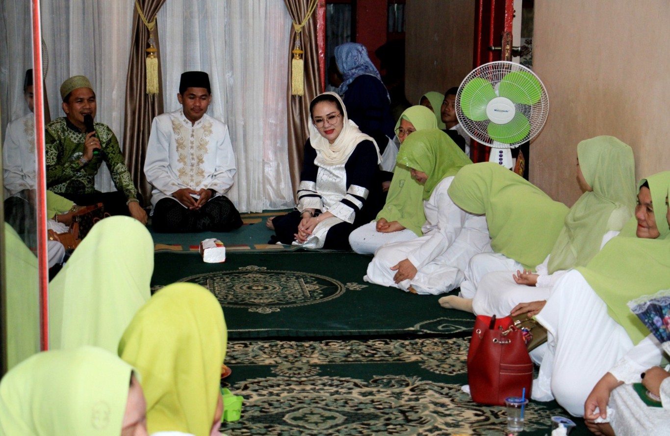 IST BERSAMA PENGURUS--Legislator Partai Golkar Sulsel Andi Debbie Purnama bersama pengurus Majelis Taklim Baiturahim Bungung Lompoa Makassar  