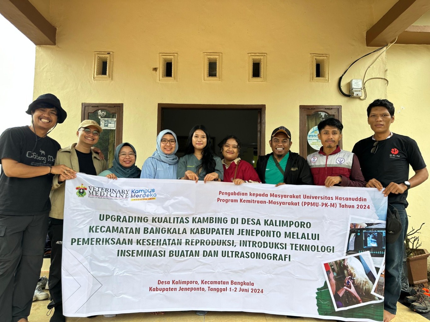 IST PENGABDIAN MASYARAKAT-Tim dosen dan mahasiswa Prodi Kedokteran Hewan FK Unhas yang melaksanakan pengabdian masyarakat di Desa Kalimporo, Kecamatan Bangkala, Kabupaten Jeneponto. 