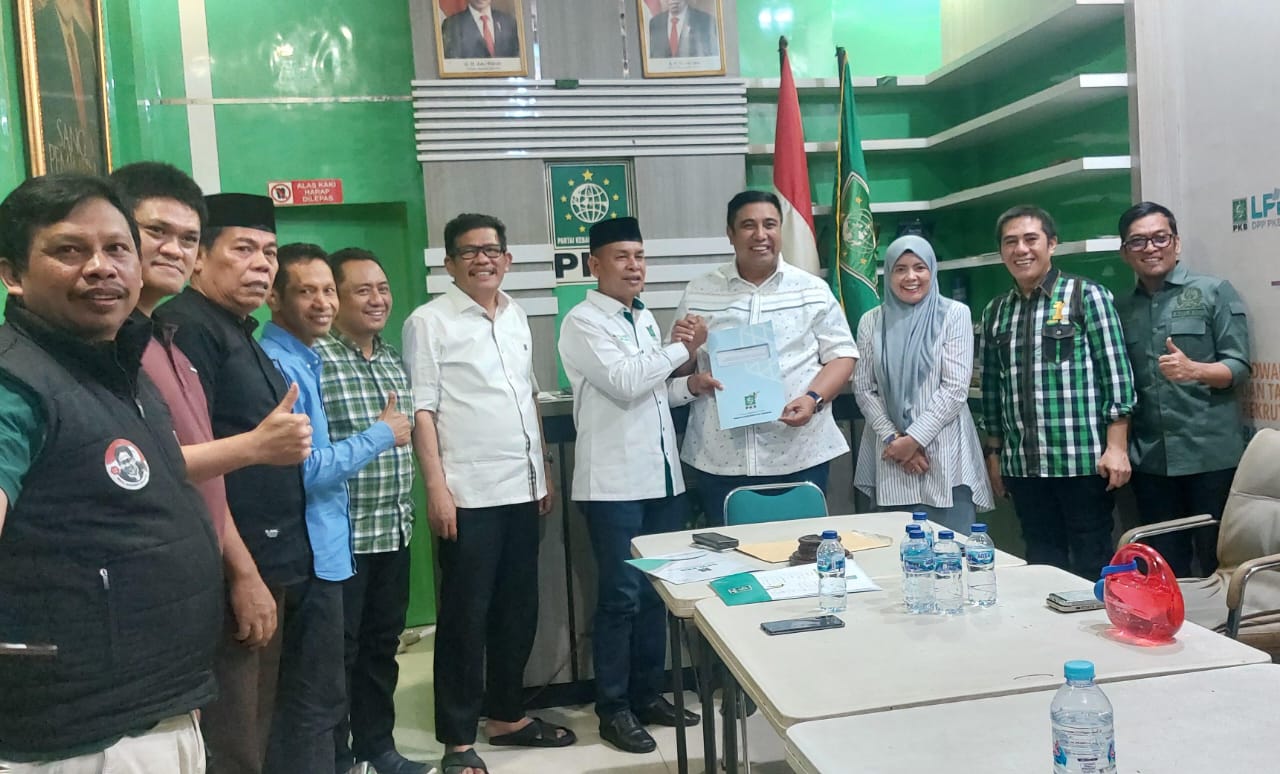 IST TERIMA REKOMENDASI--Bupati dan wakil Bupati Maros Chaidir Syam-Suhartina Bohari menerima rekomendasi dari DPP PKB sebagai bakal calon bupati dan wakil bupati di Kantor DPW PKB Sulsel, jalan Toddopuli Raya Makassar, Selasa (4/6) malam. 