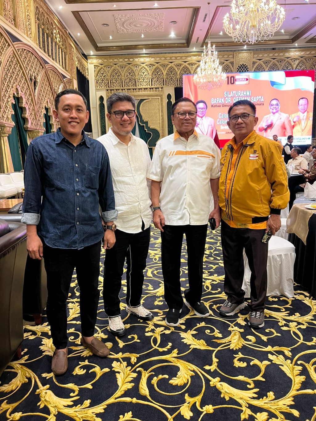 IST SERAHKAN REKOMENDASI--Ketua umum DPP Partai Hanura Oesman Sapta Odang bersama Wakil Ketua DPRD Makassar Adi Rasyid Ali usai menyerahkan rekomendasi sebagai bakal calon wali kota makassar