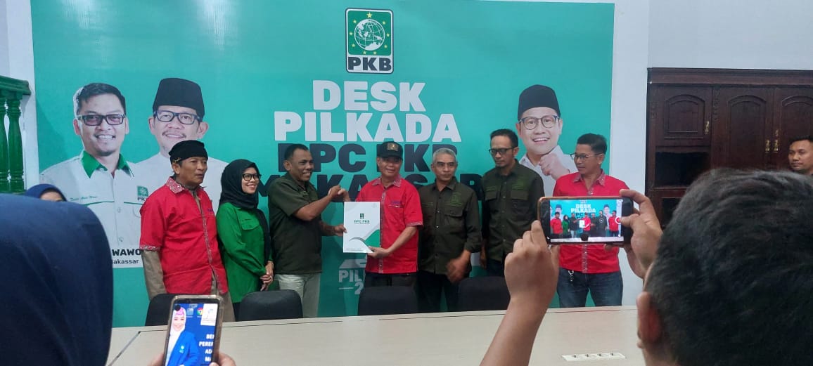 IST AMBIL FORMULIR--Mantan Ketua DPD PAN Kota Makassar H Busrah Abdullah mengambil formulir di Tim Desk Pilkada PKB Makassar sebagai bakal calon wali kota dan wakil wali kota Makassar 
