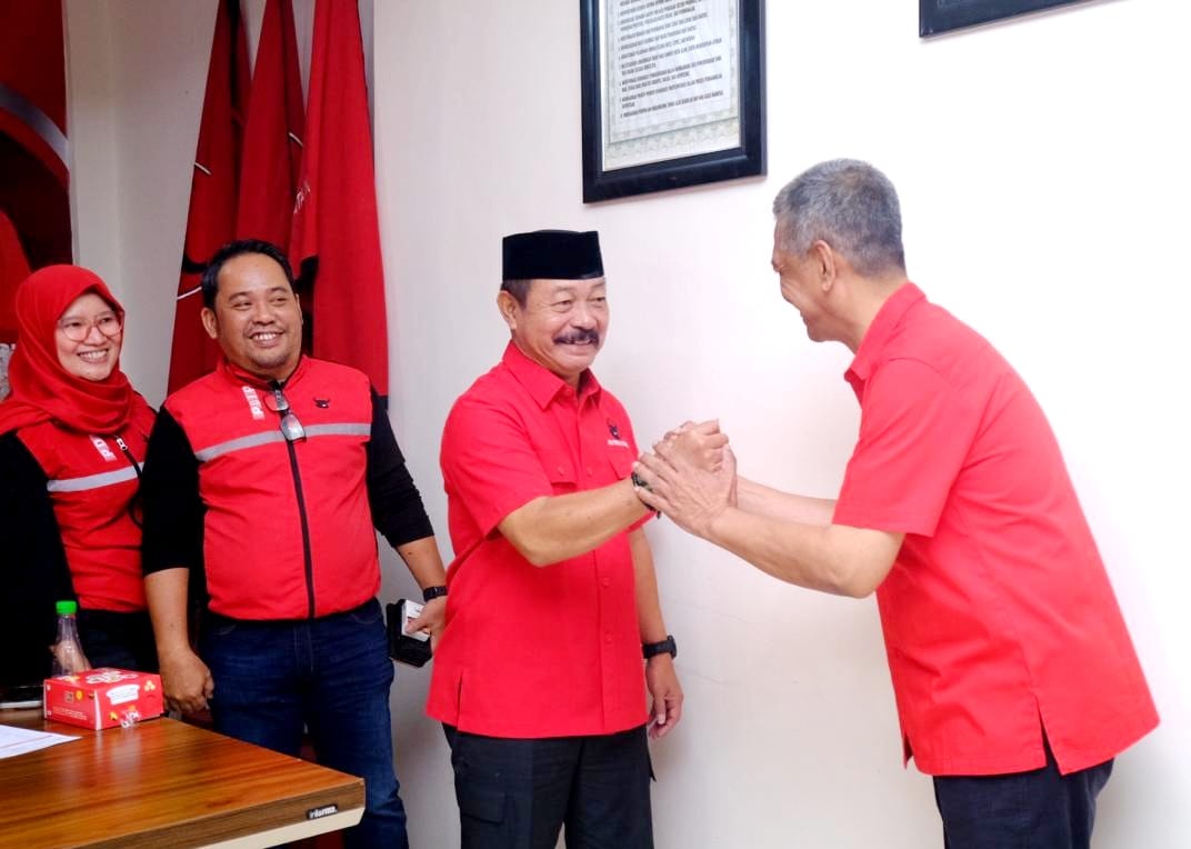 BKM/IST MENDAPAT SAMBUTAN--Karaeng Kio mendapat sambutan dari Wakil Ketua DPD PDIP Sulsel Husain Junaid di kantor PDIP Sulsel di Jalan Gunung Bawakaraeng, Makasar.