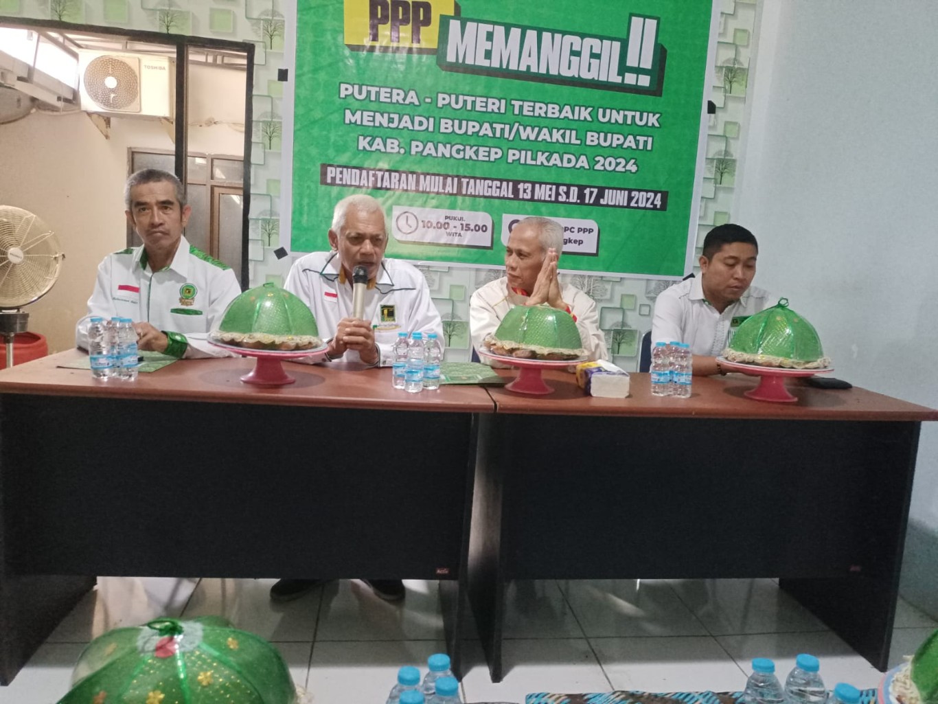 IST MENDAPAT SAMBUTAN--Wakil Bupati Pangkep Syahban Sammana mendapat sambutan ketika mendaftar di Tim Desk Pilkada DPC PPP kabupaten Pangkep, Jumat (7/6) pagi 