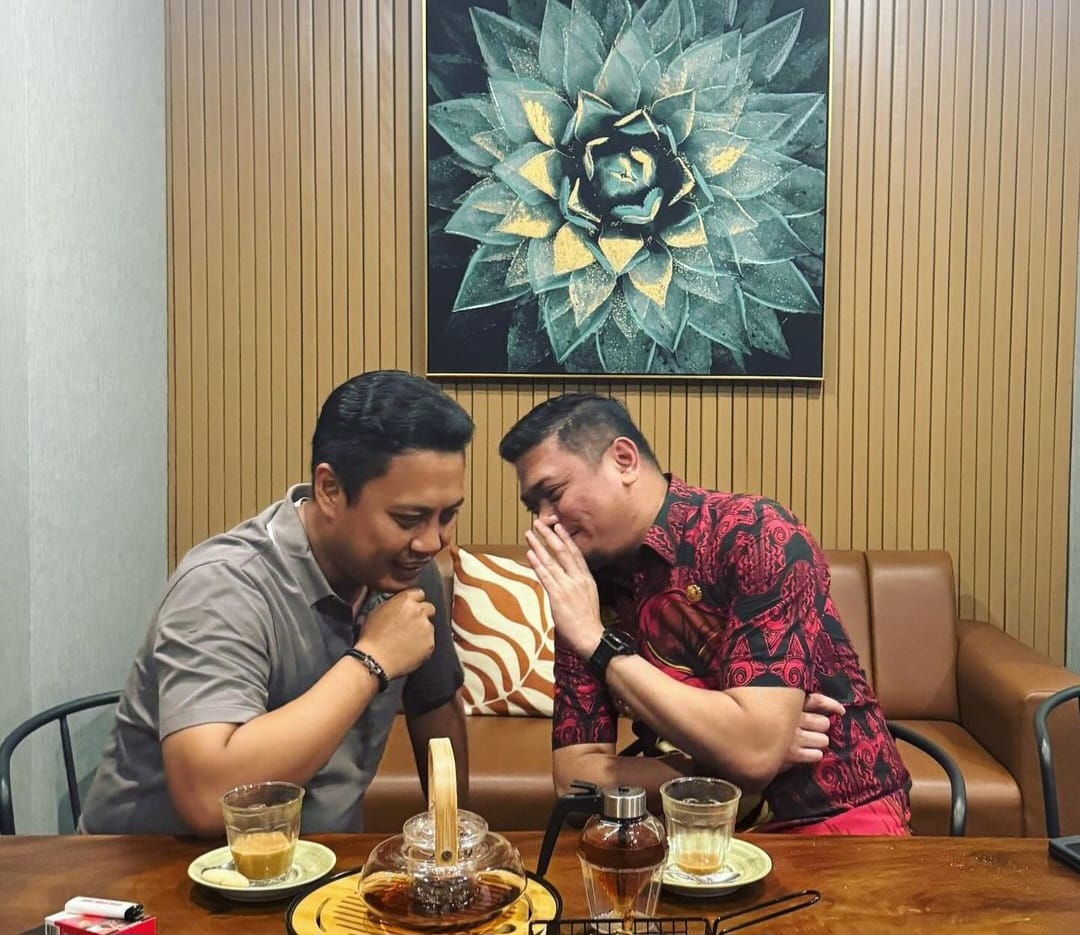 IST BINCANG SANTAI--Ketua DPD Partai Gerindra Sulsel Andi Iwan Darmawan Aras berbincang santai dengan Bupati Gowa Adnan Purichta Ichsan 