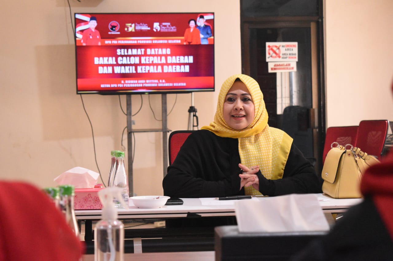 IST MENGIKUTI UJI KEPATUTAN--Ketua DPD II Golkar Kota Parepare Erna Rasyid mengikuti uji kepatutan dan kelayakan di DPD PDIP Sulsel, Kamis (6/6)