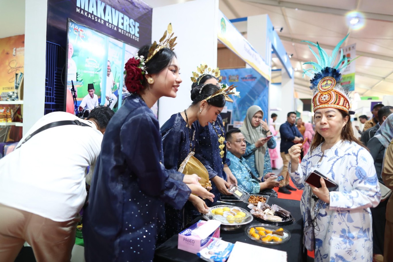 ist KUE--Booth Pemerintah Kota Makassar menjadi pusat perhatian dalam Indonesia City Expo 2024 APEKSI di Kota Balikpapan.Booth Pemkot Makassar dibanjiri ribuan pengunjung, salah satu alasannya karena mereka ingin mencicipi kuliner kue khas Bugis-Makassar.